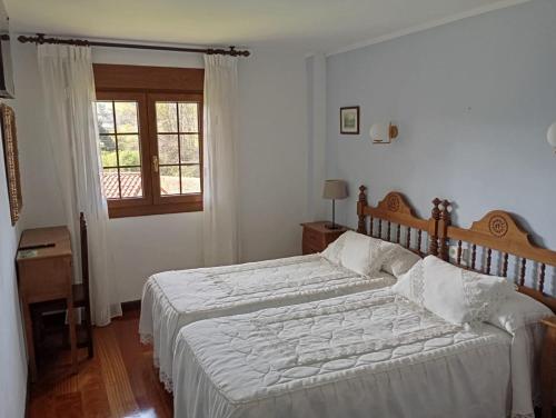 una camera con letto e finestra di Montañes a Santillana del Mar