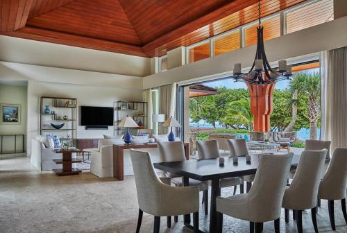 een eetkamer met een tafel en stoelen bij Oil Nut Bay in Virgin Gorda