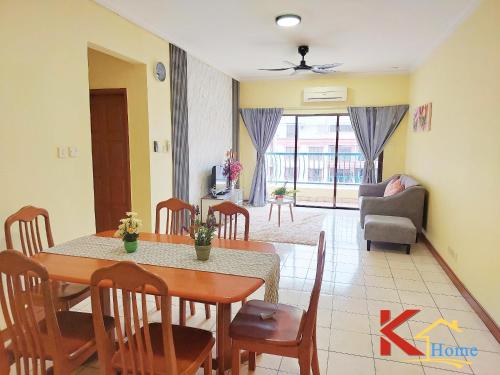 comedor y sala de estar con mesa y sillas en KHome-MarinaCourt-KK CITY CENTRE .3B2R(8Pax) NEW!! en Kota Kinabalu