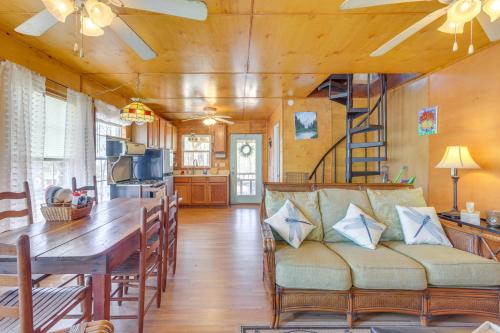 Ruang duduk di Lakefront Delta Cabin Rental with Boat Dock and Deck!