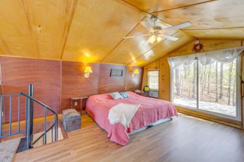 - une chambre avec un lit et un ventilateur de plafond dans l'établissement Lakefront Delta Cabin Rental with Boat Dock and Deck!, à Delta