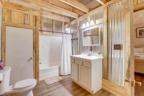łazienka z umywalką, toaletą i wanną w obiekcie Downtown Lineville Vacation Rental about 10 Mi to Lake w mieście Lineville