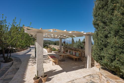 Foto dalla galleria di Louiza - Luxury Stone Villa a Volímai