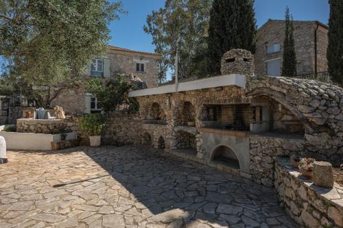 Foto dalla galleria di Louiza - Luxury Stone Villa a Volímai