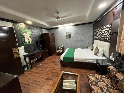 une chambre d'hôtel avec un lit et un canapé dans l'établissement corporate stay, à New Delhi
