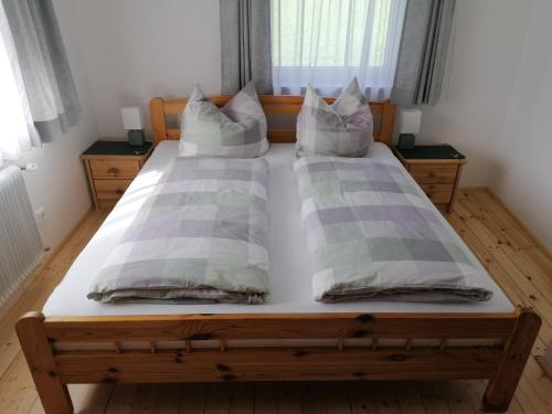 2 camas con almohadas en un dormitorio en Berghaus Martin en Neustift im Stubaital