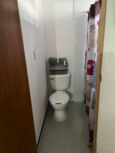 a bathroom with a white toilet in a room at Bonito departamento tipo “estudio” 2 in Ciudad Juárez