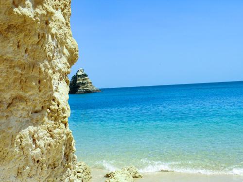 a view of the ocean from a rocky beach at Beautiful sea view in Luz