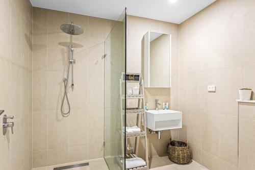 ein Bad mit einer Dusche und einem Waschbecken in der Unterkunft Hidden Gem on Loftus in Wollongong
