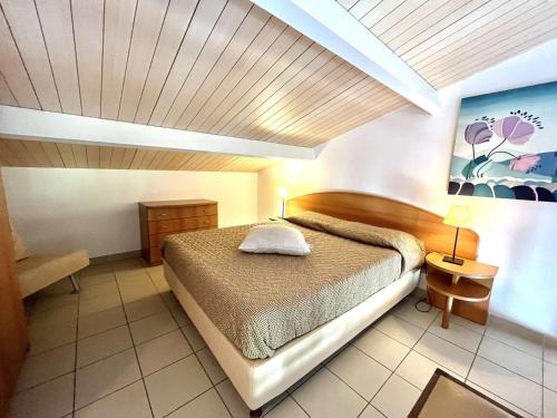 une chambre avec un lit et un plafond en bois dans l'établissement Appartement Bella Vista 302 Porticcio, à Porticcio