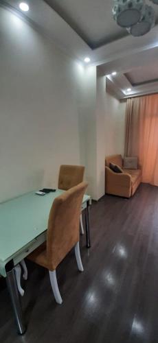 - une chambre avec une table, des chaises et un canapé dans l'établissement Apartment House for Rent, à Koutaïssi