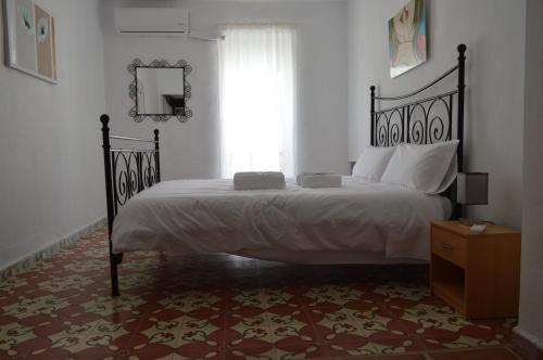 Riola的住宿－Casa del riu.，一间卧室设有一张大床和一个窗户。