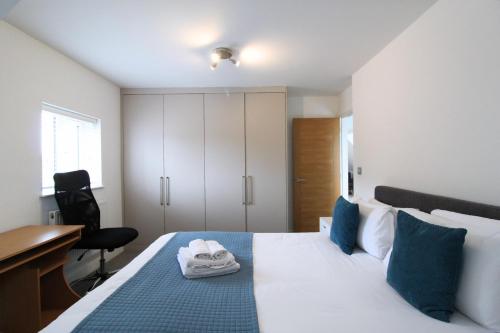 a hotel room with a bed with a desk and a bed sidx sidx at West Finchley by Viridian Apartments in Finchley
