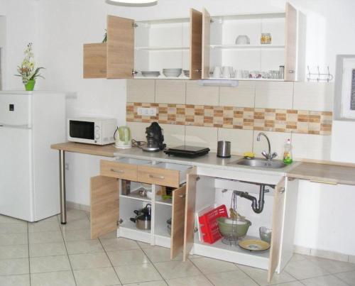 Η κουζίνα ή μικρή κουζίνα στο Fortuna Apartmanok Eger