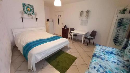 Ένα ή περισσότερα κρεβάτια σε δωμάτιο στο Fortuna Apartmanok Eger