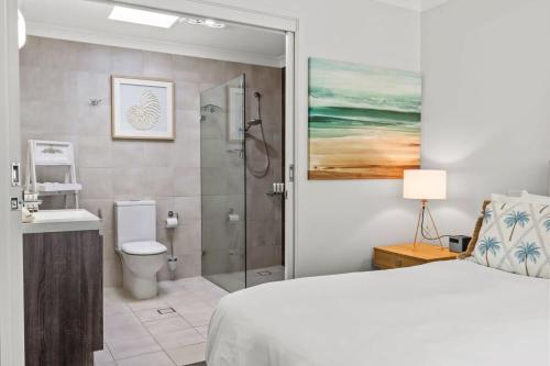 La salle de bains est pourvue d'un lit, d'une douche et de toilettes. dans l'établissement Hitters Paradise - Stay & Play in Salamander Bay, à Salamander Bay