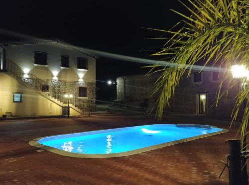 una piscina in un cortile di notte di Agriturismo Fellino a Rossano