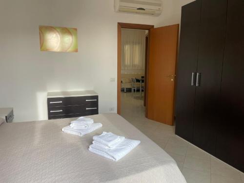 - une chambre avec un lit et 2 serviettes dans l'établissement Casa Vacanze Tridente, à Trapani