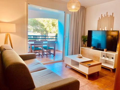 TV a/nebo společenská místnost v ubytování Appartement en bord de mer avec piscine