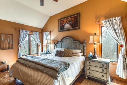 加利納的住宿－Galena Townhome with Deck and Golf Course View!，一间卧室设有一张大床和两个窗户。