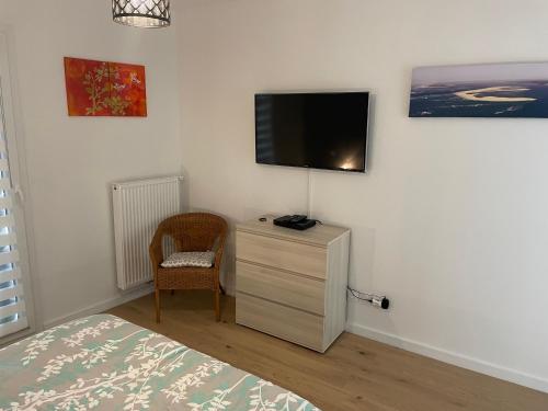 TV a/nebo společenská místnost v ubytování Patio Mauresque - 2 chambres