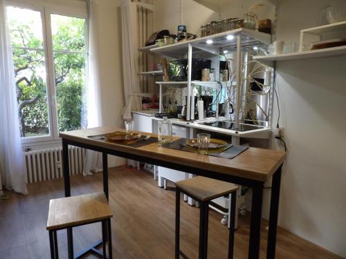 Cette chambre dispose d'une table avec deux chaises et d'une fenêtre. dans l'établissement Studio japonisant, à Nice