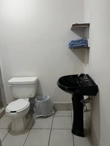 uma casa de banho com um WC e um lavatório em Bonito departamento tipo “estudio” em Ciudad Juárez