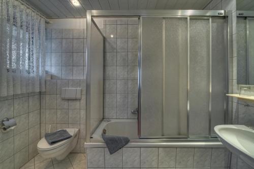 A bathroom at Trail Hotel Oberstaufen
