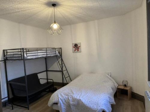 - une chambre avec des lits superposés et une lampe dans l'établissement Berck Plage appartement 5 personnes, à Berck-sur-Mer