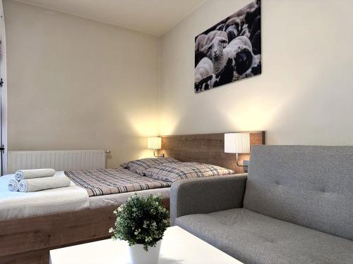 ein Schlafzimmer mit einem Bett und einem Sofa in der Unterkunft Willa Uliaszówka in Szczawnica