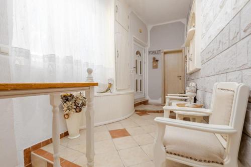 baño con 2 aseos y lavamanos en Dream&Stone apartment in Zelenika, Herceg Novi, en Herceg-Novi