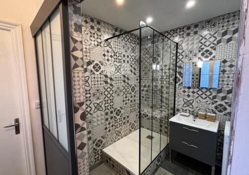 une salle de bain avec douche et lavabo dans l'établissement Berck Plage appartement 5 personnes, à Berck-sur-Mer