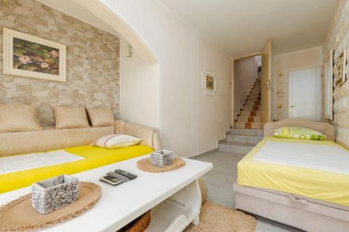 sala de estar con 2 camas y sofá en Dream&Stone apartment in Zelenika, Herceg Novi, en Herceg-Novi