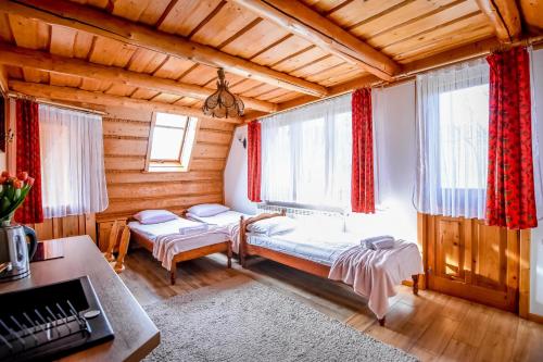 a room with a bench in a room with windows at U Króla in Kościelisko