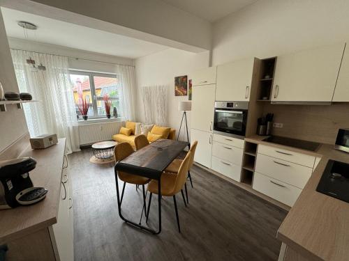 a kitchen and living room with a table and chairs at Naumburger Charme Solaris in Naumburg