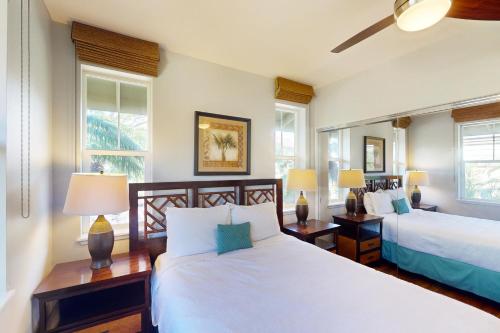 1 dormitorio con 2 camas y 2 lámparas y ventanas en Halii Kai 18E en Waikoloa