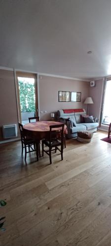 un salon avec une table et un canapé dans l'établissement chez Maria, à Vanves