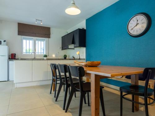 comedor y cocina con reloj en la pared en Holiday Home Dorada by Interhome, en Vespellà