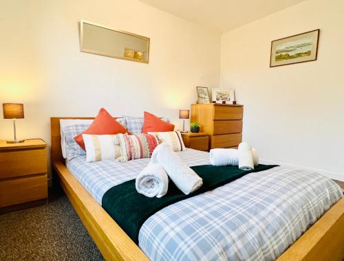 Un pat sau paturi într-o cameră la Beautiful & Spacious 2-Bed Flat in City Centre with Free Parking