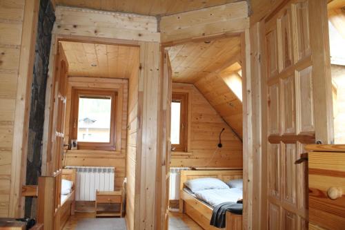 ein kleines Zimmer mit einem Bett in einer Holzhütte in der Unterkunft Štýlový Zrub Martina A s kúpacou Kaďou a detským ihriskom! in Ždiar