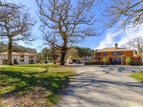 une maison avec un arbre en face d'une allée dans l'établissement Holiday Home Souleyraou by Interhome, à Sainte-Eulalie-en-Born