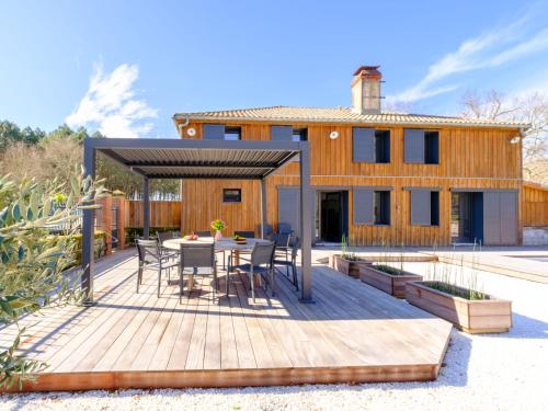 une terrasse avec une table et des chaises sur une maison dans l'établissement Holiday Home Souleyraou by Interhome, à Sainte-Eulalie-en-Born