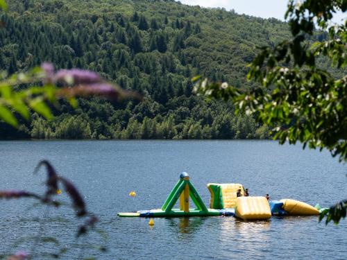 een speelgroep op een meer in het water bij Holiday Home Camping Sunélia La Source-1 by Interhome in Thérondels