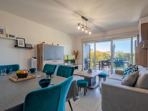 un salon avec un canapé et une table dans l'établissement Apartment Golfe Horizon-3 by Interhome, à Fréjus