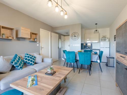 un salon avec un canapé et une table dans l'établissement Apartment Golfe Horizon-3 by Interhome, à Fréjus