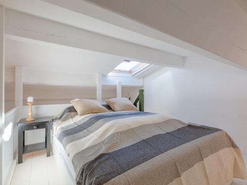 - une chambre blanche avec un lit et une lucarne dans l'établissement Studio Les Mimosas by Interhome, à Théoule-sur-Mer