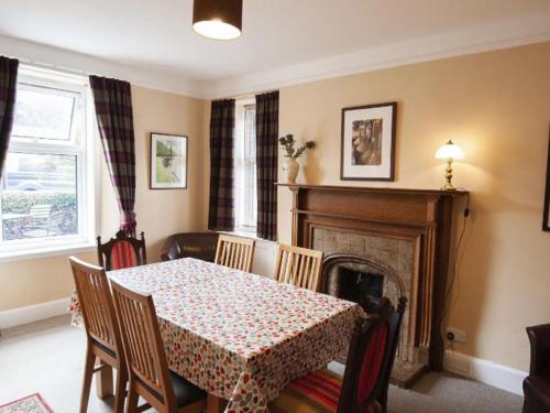 jadalnia ze stołem i kominkiem w obiekcie Holiday Home Oakdale House by Interhome w mieście Drumnadrochit