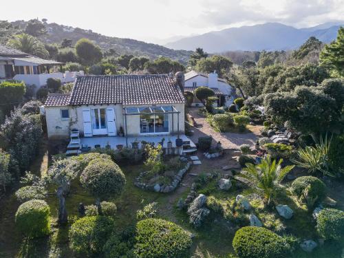 una vista aerea di una casa con giardino di Holiday Home Casa Samba by Interhome a Sainte-Lucie de Porto-Vecchio