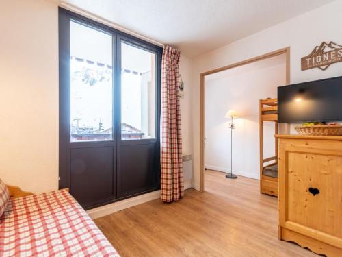Cette chambre dispose d'une grande fenêtre et d'une porte. dans l'établissement Studio Rond Point des Pistes - Val Claret-24 by Interhome, à Tignes