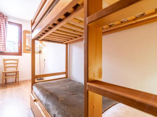 Cette chambre comprend 2 lits superposés et une chaise. dans l'établissement Studio Rond Point des Pistes - Val Claret-24 by Interhome, à Tignes